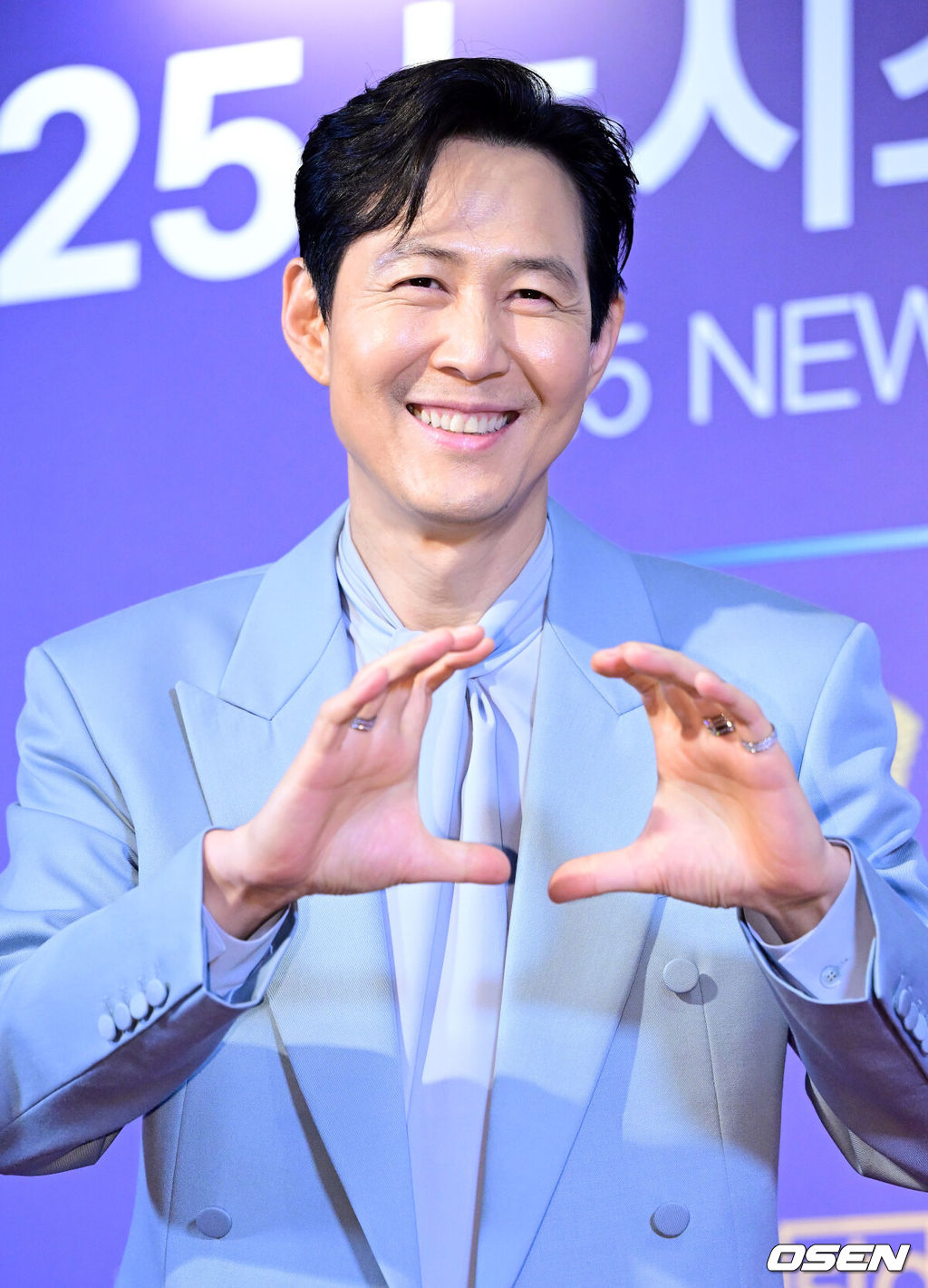 28일 오후 서울 소공동 롯데호텔에서 ‘2025 뉴시스 한류엑스포’ 행사가 열렸다.이날 행사에는 아이유, 이정재, 이준혁, 이주빈, 에이티즈, 피원하모니, 스테이씨, 비트펠라하우스, 추영우, 키키, 황가람, 리센느 등이 참석했다.배우 이정재가 포토타임을 하고 있다. 2025.08.28 / dreamer@osen.co.kr