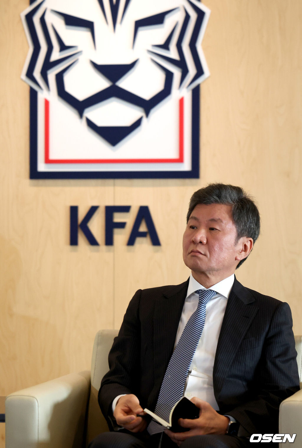 정몽규 대한축구협회 회장이 회의를 앞두고 생각에 잠겨 있다. 2024.02.16 / dreamer@osen.co.kr