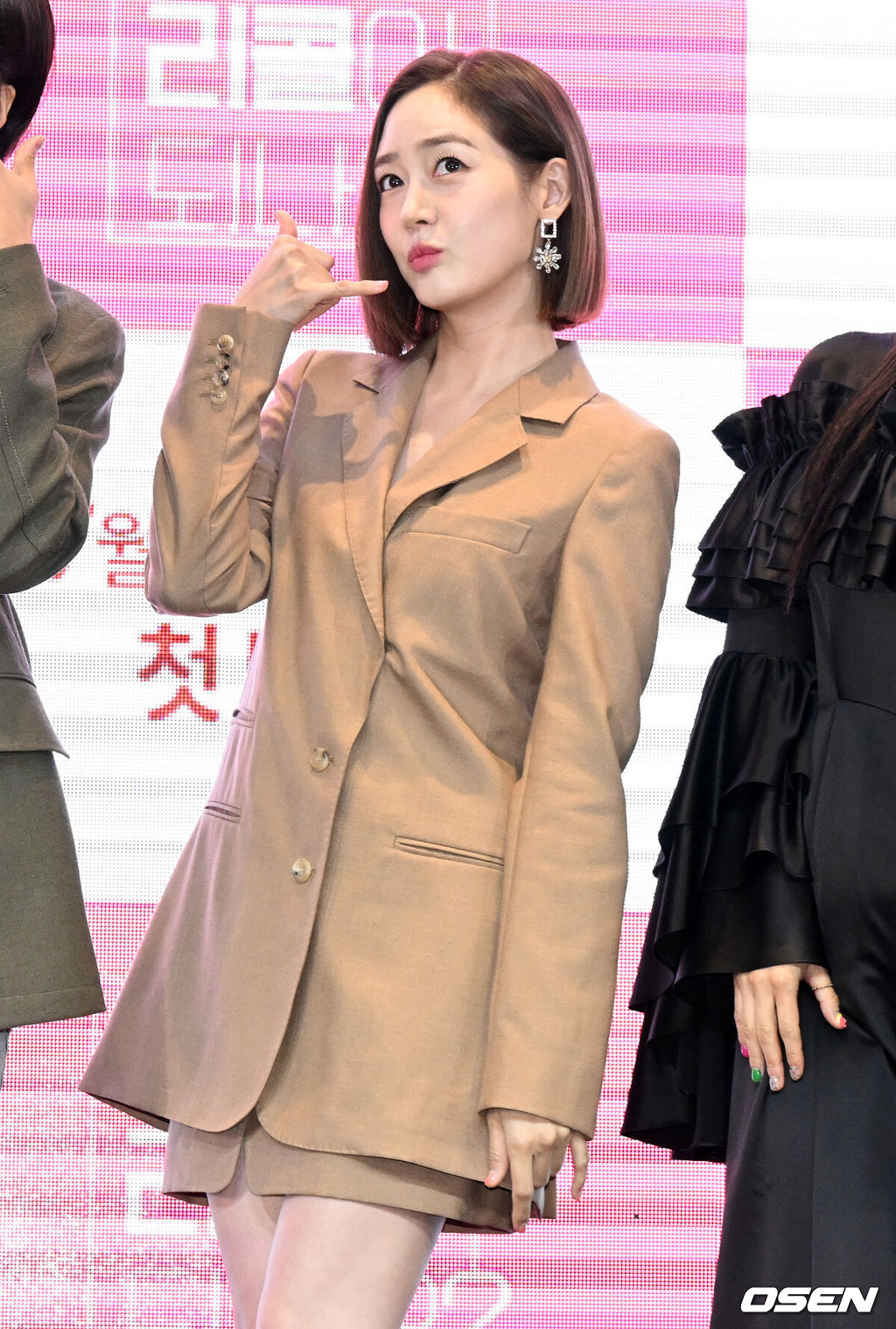 [OSEN=지형준 기자 11일 오후 서울 여의도 글래드 호텔에서 KBS2 새 예능 '이별도 리콜이 되나요'&'오케이 오케이' 제작발표회가 열렸다.가수 겸 배우 성유리가 포토타임을 하고 있다. 2022.07.11 /jpnews@osen.co.kr