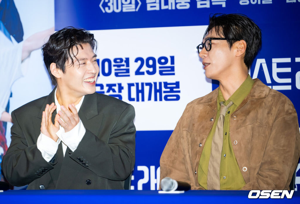 22일 서울 CGV 용산아이파크몰에서 영화 '퍼스트 라이드' 언론시사회 열렸다.'퍼스트 라이드'는 끝을 보는 놈 태정(강하늘), 해맑은 놈 도진(김영광), 잘생긴 놈 연민(차은우), 눈 뜨고 자는 놈 금복(강영석), 사랑스러운 놈 옥심(한선화)까지 뭉치면 더 웃긴 24년 지기 친구들이 첫 해외여행을 떠나는 대환장 코미디 영화. 배우 강하늘과 김영광이 기자간담회에서 얘기를 나누고 있다. 2025.10.22 /rumi@osen.co.kr