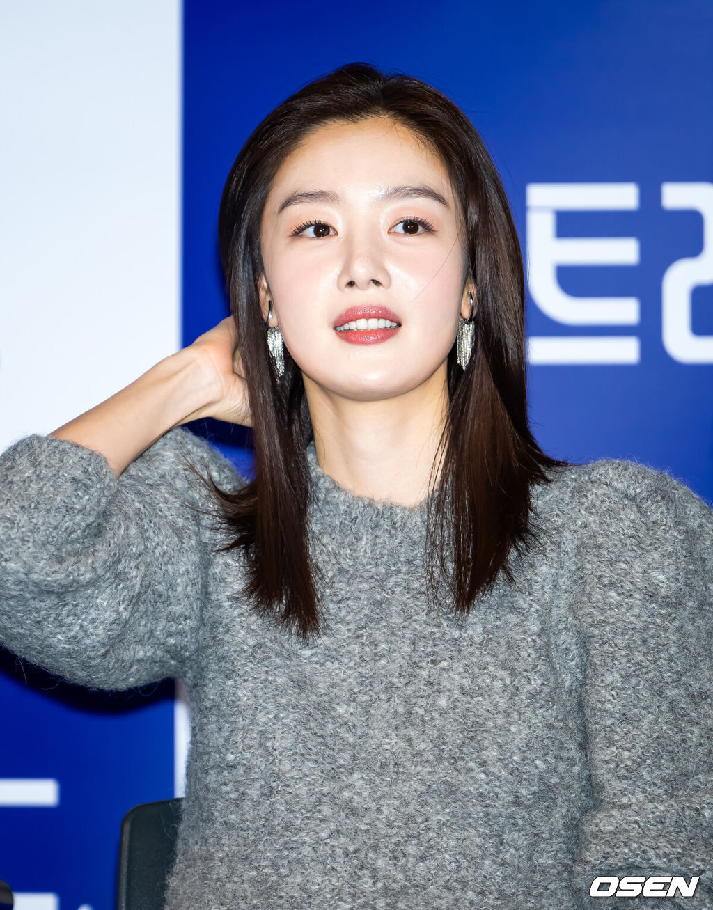 22일 서울 CGV 용산아이파크몰에서 영화 '퍼스트 라이드' 언론시사회 열렸다.'퍼스트 라이드'는 끝을 보는 놈 태정(강하늘), 해맑은 놈 도진(김영광), 잘생긴 놈 연민(차은우), 눈 뜨고 자는 놈 금복(강영석), 사랑스러운 놈 옥심(한선화)까지 뭉치면 더 웃긴 24년 지기 친구들이 첫 해외여행을 떠나는 대환장 코미디 영화. 배우 한선화가 기자간담회에서 머리카락을 넘기고 있다.. 2025.10.22 /rumi@osen.co.kr