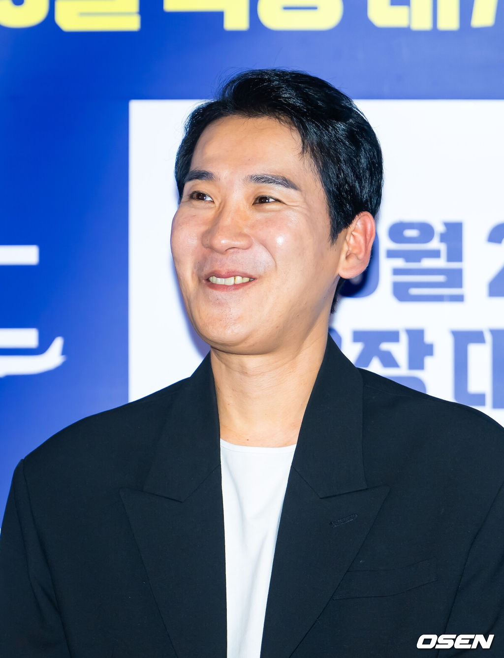 22일 서울 CGV 용산아이파크몰에서 영화 '퍼스트 라이드' 언론시사회 열렸다.'퍼스트 라이드'는 끝을 보는 놈 태정(강하늘), 해맑은 놈 도진(김영광), 잘생긴 놈 연민(차은우), 눈 뜨고 자는 놈 금복(강영석), 사랑스러운 놈 옥심(한선화)까지 뭉치면 더 웃긴 24년 지기 친구들이 첫 해외여행을 떠나는 대환장 코미디 영화. 남대중 감독이 기자간담회에서 미소짓고 있다. 2025.10.22 /rumi@osen.co.kr