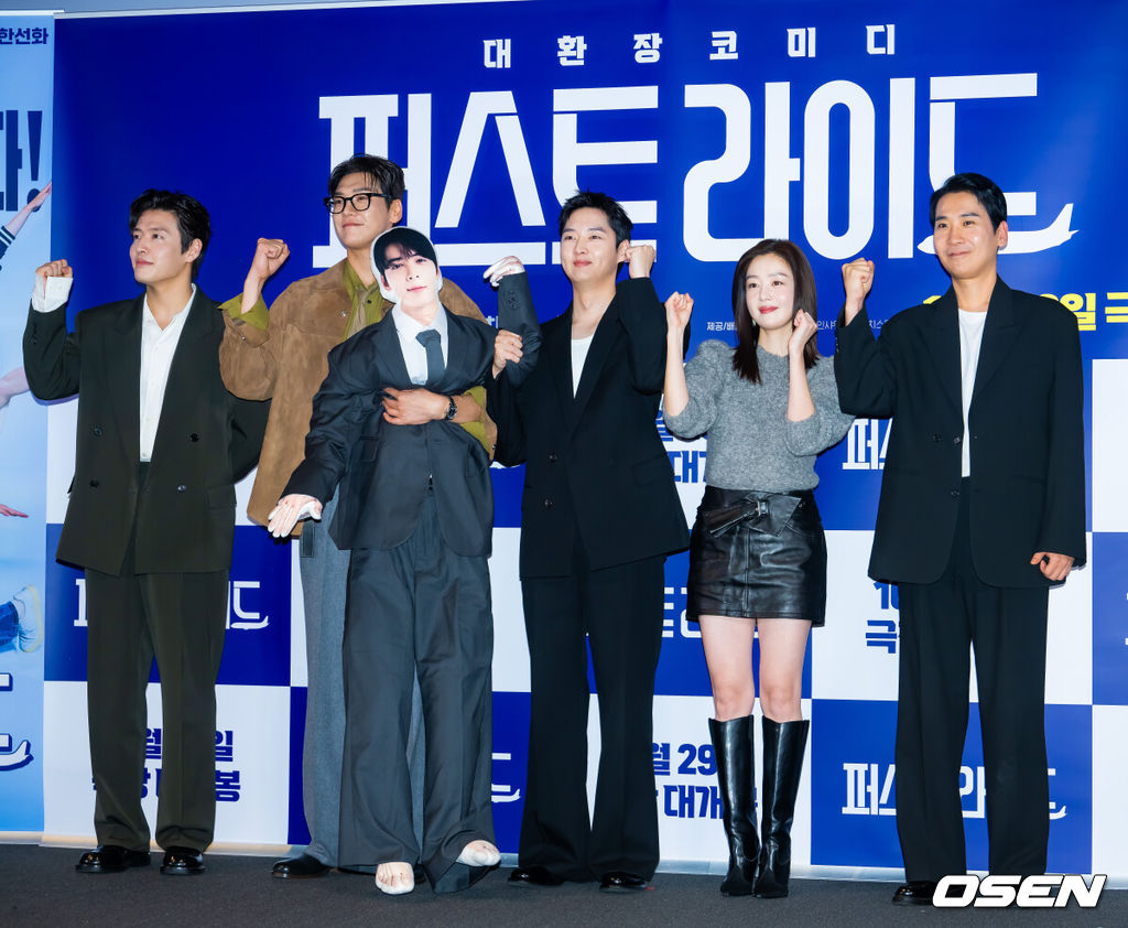 22일 서울 CGV 용산아이파크몰에서 영화 '퍼스트 라이드' 언론시사회 열렸다.'퍼스트 라이드'는 끝을 보는 놈 태정(강하늘), 해맑은 놈 도진(김영광), 잘생긴 놈 연민(차은우), 눈 뜨고 자는 놈 금복(강영석), 사랑스러운 놈 옥심(한선화)까지 뭉치면 더 웃긴 24년 지기 친구들이 첫 해외여행을 떠나는 대환장 코미디 영화. 배우 강하늘, 김영광, 강영석, 한선화와 남대중 감독이 포토타임을 갖고 있다. 2025.10.22 /rumi@osen.co.kr