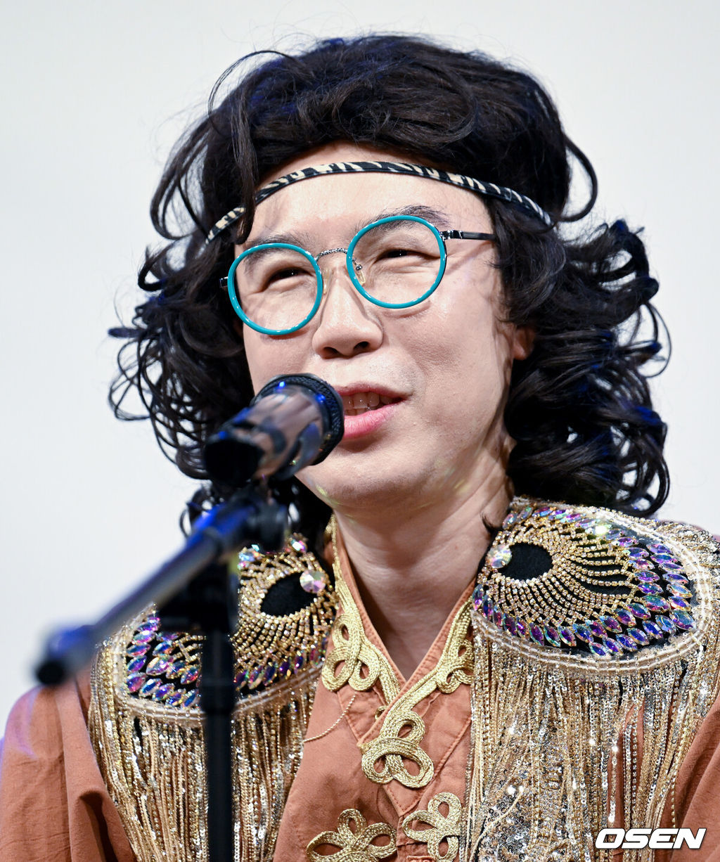 14일 오후 서울 마포구 서교동 윤형빈소극장에서 개그맨 및 가수 카피추(추대엽)의 신곡 발매 기념 쇼케이스가 열렸다. 개그맨 및 가수 카피추(추대엽)가 취재진의 질문에 대답하고 있다. 2022.07.14 /ksl0919@osen.co.kr