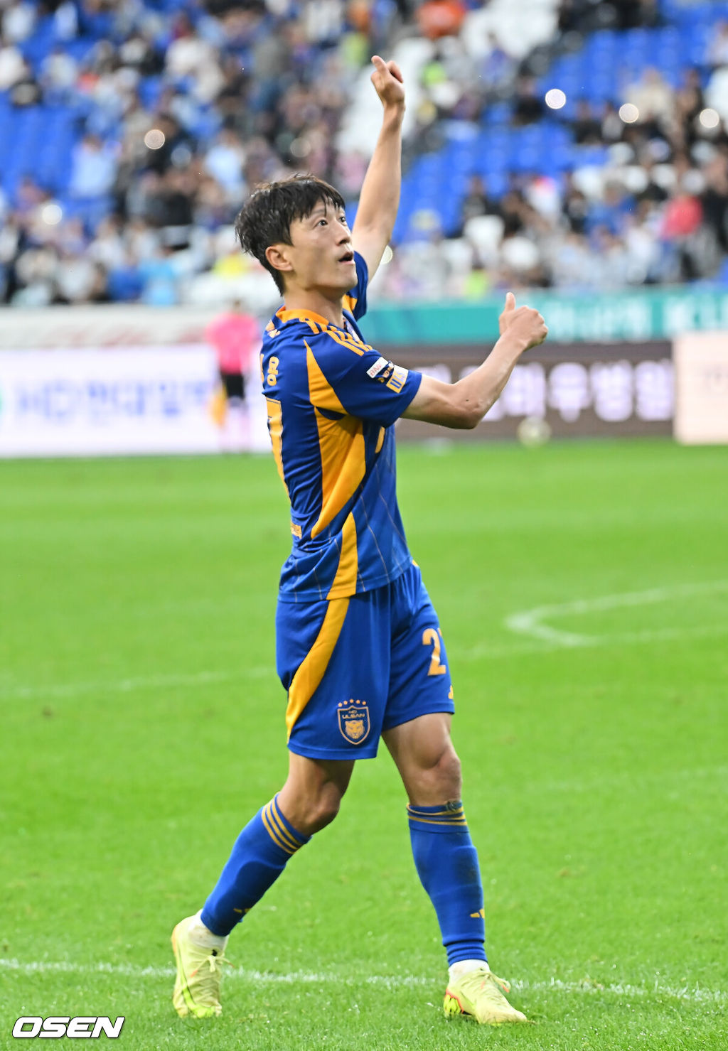 18일 울산 문수축구경기장에서 하나은행 K리그1 2025 울산 HD와 광주FC의 경기가 열렸다.  신태용 감독 경질을 두고 후폭풍이 몰아친 울산은 급격히 무너져 강등권까지 추락했고, 반면 광주FC는 파이널A 진출의 마지막 불씨를 살리기 위해 총력전에 나섰다.울산 HD 이청용이 페널티킥을 성공하고 골프 세리머니를 하고 있다. 2025.10.18 / foto0307@osen.co.kr