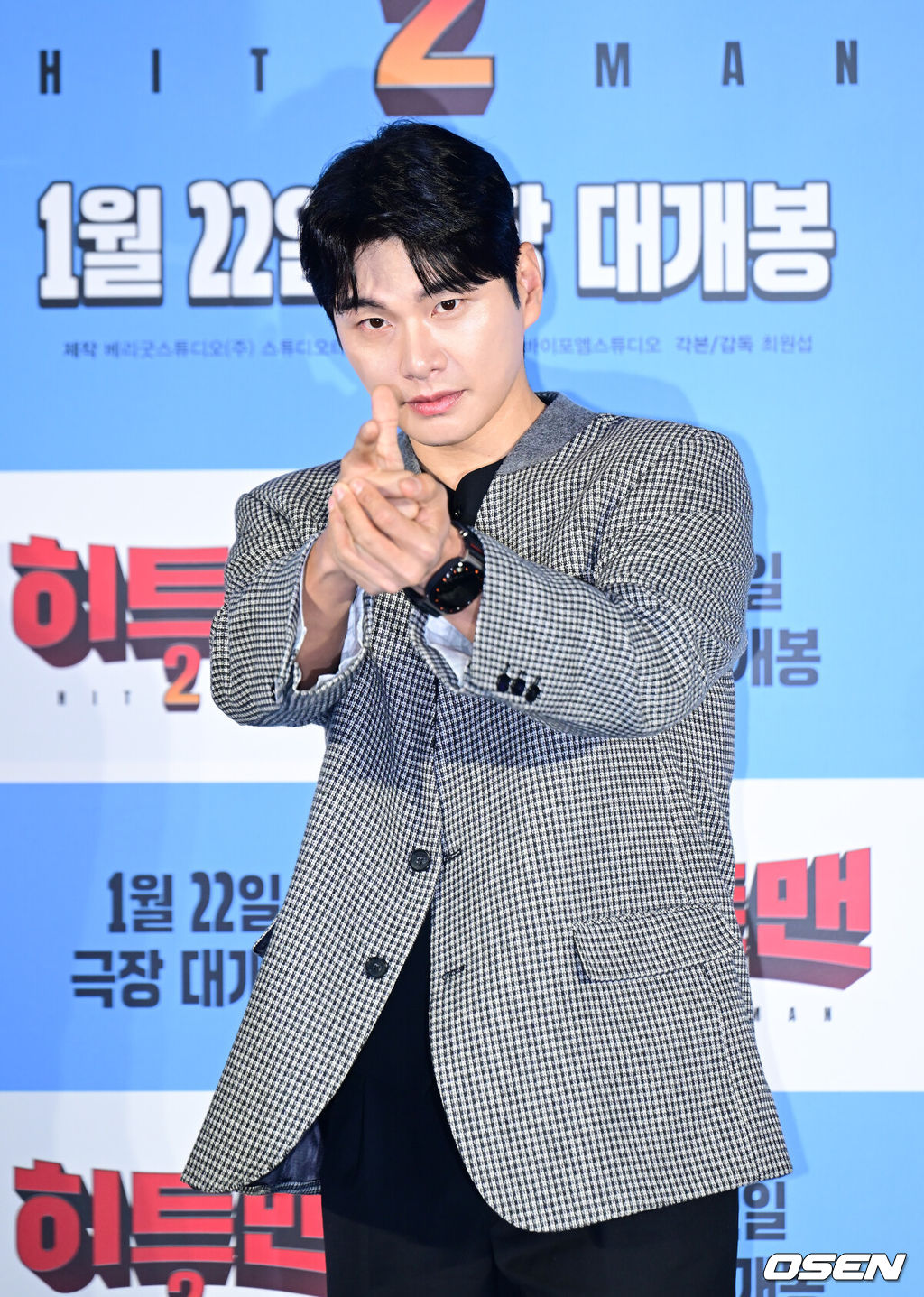 27일 오후 서울 CGV 용산아이파크몰에서 영화 ‘히트맨2’ 제작보고회가 열렸다. 히트맨은 2020년 권상우, 정준호, 이이경, 황우슬혜, 이지원이 출연한 코믹 액션 영화로 그 해 흥행 TOP 4에 오를 만큼 많은 사랑을 받았다. 5년 만에 돌아온 ‘히트맨2’는 대히트 흥행 작가에서 순식간에 ‘뇌절작가’로 전락한 ‘준’이 야심 차게 선보인 신작 웹툰을 모방한 테러가 발생하고, 하루아침에 범인으로 몰리면서 벌어지는 코믹 액션 영화이다.배우 이이경이 포토타임을 갖고 있다. 2024.12.27 / ksl0919@osen.co.kr