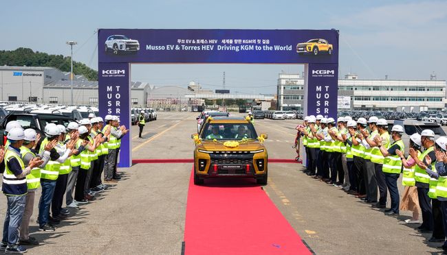 KGM 무쏘 EV 및 토레스 HEV 글로벌 수출 선적.