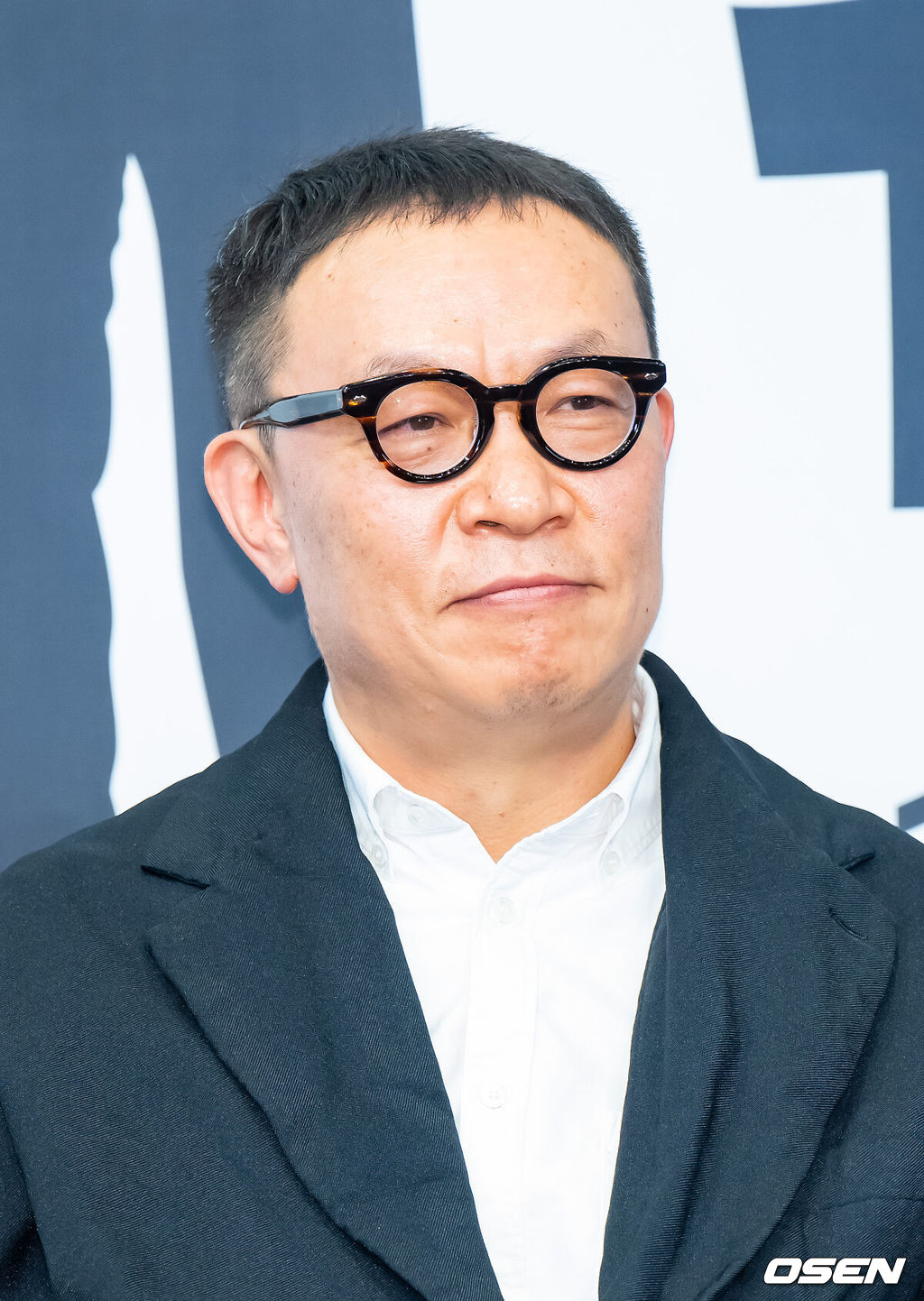 22일 오후 서울 구로구 신도림동 더링크호텔 서울 링크홀에서 JTBC 새 토일드라마 '서울 자가에 대기업 다니는 김 부장 이야기'(이하 ‘김 부장 이야기’)(연출 조현탁, 극본 김홍기, 윤혜성) 제작발표회가 진행됐다.‘김 부장 이야기’는 자신이 가치 있다고 생각한 모든 것을 한순간에 잃어버린 한 중년 남성이 긴 여정 끝에 마침내 대기업 부장이 아닌 진정한 본인의 모습을 발견하게 되는 이야기를 그리는 드라마로 류승룡, 명세빈, 차강윤, 정은채, 허남준 등이 출연한다.조현탁 감독이 질문을 듣고 있다.  2025.10.22 / soul1014@osen.co.kr