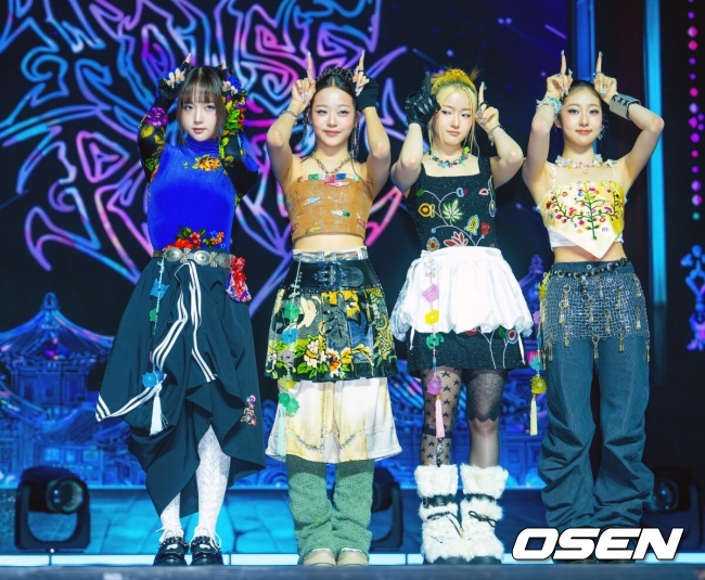 22일 오후 서울 용산구 블루스퀘어 SOL트래블홀에서 비비업(VVUP) 첫 번째 미니앨범 선공개곡 'House Party' 쇼케이스가 열렸다. ‘House Party(하우스 파티)’는 VVUP(비비업-킴, 팬, 수연, 지윤)이 오는 11월 선보일 첫 번째 미니앨범의 선공개곡이다. 세련된 신스 사운드와 경쾌한 하우스 비트가 조화를 이루는 일렉트로닉 장르로, 사이버 감성과 네온 빛으로 물든 클럽 무드를 담아낸 것이 특징이다. 비비업이 무대 위에서 포즈를 취하고 있다. 2025.10.22 / rumi@osen.co.kr