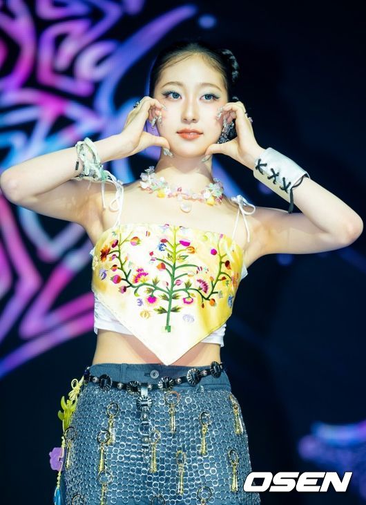 22일 오후 서울 용산구 블루스퀘어 SOL트래블홀에서 비비업(VVUP) 첫 번째 미니앨범 선공개곡 'House Party' 쇼케이스가 열렸다. ‘House Party(하우스 파티)’는 VVUP(비비업-킴, 팬, 수연, 지윤)이 오는 11월 선보일 첫 번째 미니앨범의 선공개곡이다. 세련된 신스 사운드와 경쾌한 하우스 비트가 조화를 이루는 일렉트로닉 장르로, 사이버 감성과 네온 빛으로 물든 클럽 무드를 담아낸 것이 특징이다. 비비업이 무대 위에서 포즈를 취하고 있다. 2025.10.22 / rumi@osen.co.kr