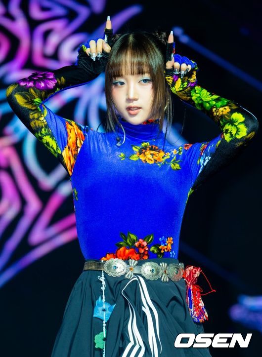 22일 오후 서울 용산구 블루스퀘어 SOL트래블홀에서 비비업(VVUP) 첫 번째 미니앨범 선공개곡 'House Party' 쇼케이스가 열렸다. ‘House Party(하우스 파티)’는 VVUP(비비업-킴, 팬, 수연, 지윤)이 오는 11월 선보일 첫 번째 미니앨범의 선공개곡이다. 세련된 신스 사운드와 경쾌한 하우스 비트가 조화를 이루는 일렉트로닉 장르로, 사이버 감성과 네온 빛으로 물든 클럽 무드를 담아낸 것이 특징이다. 비비업이 무대 위에서 포즈를 취하고 있다. 2025.10.22 / rumi@osen.co.kr