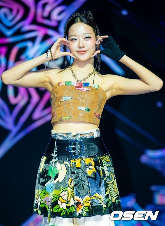 22일 오후 서울 용산구 블루스퀘어 SOL트래블홀에서 비비업(VVUP) 첫 번째 미니앨범 선공개곡 'House Party' 쇼케이스가 열렸다. ‘House Party(하우스 파티)’는 VVUP(비비업-킴, 팬, 수연, 지윤)이 오는 11월 선보일 첫 번째 미니앨범의 선공개곡이다. 세련된 신스 사운드와 경쾌한 하우스 비트가 조화를 이루는 일렉트로닉 장르로, 사이버 감성과 네온 빛으로 물든 클럽 무드를 담아낸 것이 특징이다. 비비업이 무대 위에서 포즈를 취하고 있다. 2025.10.22 / rumi@osen.co.kr