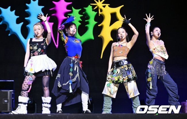 22일 오후 서울 용산구 블루스퀘어 SOL트래블홀에서 비비업(VVUP) 첫 번째 미니앨범 선공개곡 'House Party' 쇼케이스가 열렸다. ‘House Party(하우스 파티)’는 VVUP(비비업-킴, 팬, 수연, 지윤)이 오는 11월 선보일 첫 번째 미니앨범의 선공개곡이다. 세련된 신스 사운드와 경쾌한 하우스 비트가 조화를 이루는 일렉트로닉 장르로, 사이버 감성과 네온 빛으로 물든 클럽 무드를 담아낸 것이 특징이다. 비비업이 화려한 무대를 선보이고 있다. 2025.10.22 / rumi@osen.co.kr