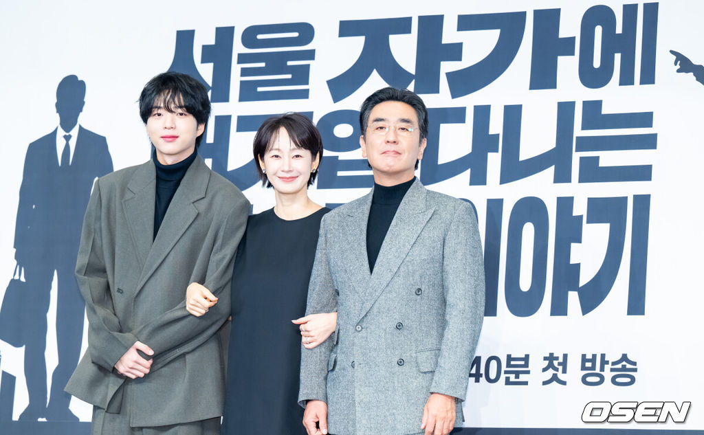 22일 오후 서울 구로구 신도림동 더링크호텔 서울 링크홀에서 JTBC 새 토일드라마 '서울 자가에 대기업 다니는 김 부장 이야기'(이하 ‘김 부장 이야기’)(연출 조현탁, 극본 김홍기, 윤혜성) 제작발표회가 진행됐다.‘김 부장 이야기’는 자신이 가치 있다고 생각한 모든 것을 한순간에 잃어버린 한 중년 남성이 긴 여정 끝에 마침내 대기업 부장이 아닌 진정한 본인의 모습을 발견하게 되는 이야기를 그리는 드라마로 류승룡, 명세빈, 차강윤, 정은채, 허남준 등이 출연한다.배우 차강윤과 명세빈, 류승룡이 포즈를 취하고 있다. 2025.10.22 / soul1014@osen.co.kr