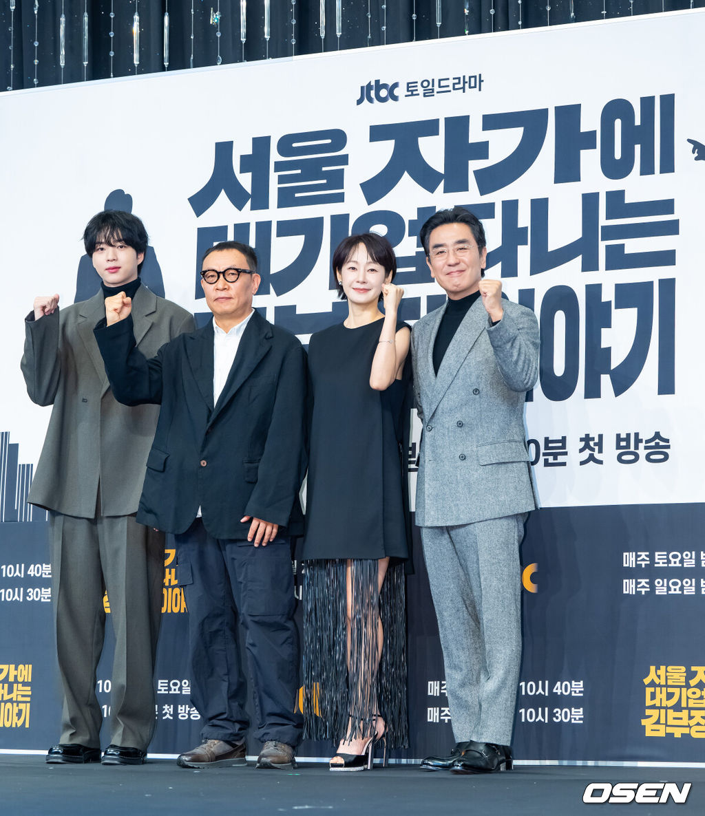 22일 오후 서울 구로구 신도림동 더링크호텔 서울 링크홀에서 JTBC 새 토일드라마 '서울 자가에 대기업 다니는 김 부장 이야기'(이하 ‘김 부장 이야기’)(연출 조현탁, 극본 김홍기, 윤혜성) 제작발표회가 진행됐다.‘김 부장 이야기’는 자신이 가치 있다고 생각한 모든 것을 한순간에 잃어버린 한 중년 남성이 긴 여정 끝에 마침내 대기업 부장이 아닌 진정한 본인의 모습을 발견하게 되는 이야기를 그리는 드라마로 류승룡, 명세빈, 차강윤, 정은채, 허남준 등이 출연한다.배우 차강윤과 조현탁 감독, 명세빈, 류승룡이 포즈를 취하고 있다. 2025.10.22 / soul1014@osen.co.kr