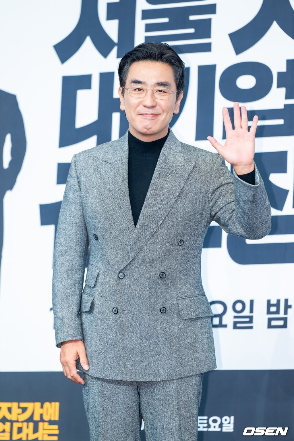 22일 오후 서울 구로구 신도림동 더링크호텔 서울 링크홀에서 JTBC 새 토일드라마 '서울 자가에 대기업 다니는 김 부장 이야기'(이하 ‘김 부장 이야기’)(연출 조현탁, 극본 김홍기, 윤혜성) 제작발표회가 진행됐다.‘김 부장 이야기’는 자신이 가치 있다고 생각한 모든 것을 한순간에 잃어버린 한 중년 남성이 긴 여정 끝에 마침내 대기업 부장이 아닌 진정한 본인의 모습을 발견하게 되는 이야기를 그리는 드라마로 류승룡, 명세빈, 차강윤, 정은채, 허남준 등이 출연한다.배우 류승룡이 포즈를 취하고 있다. 2025.10.22 / soul1014@osen.co.kr