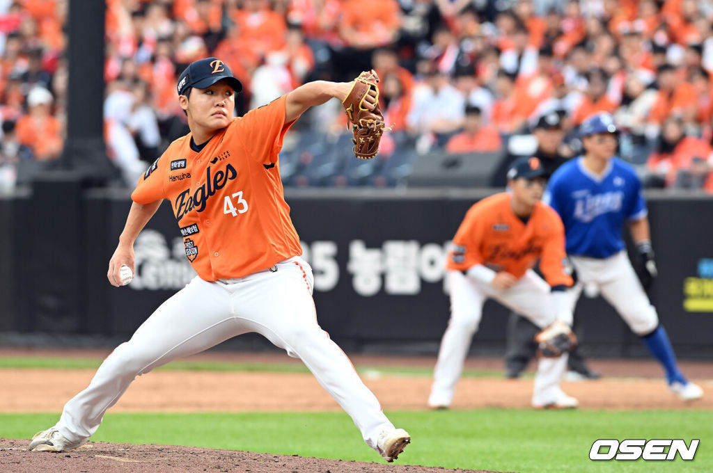 19일 오후 대전 한화생명볼파크에서 2025 신한 SOL Bank KBO리그 포스트시즌 플레이오프 2차전 한화 이글스와 삼성 라이온즈의 경기가 열렸다.한화는 라이언 와이스, 삼성은 최원태를 선발 투수로 내세웠다.5회초 마운드에 오른 정우주가 힘차게 공을 뿌리고 있다. 2025.10.19 /spjj@osen.co.kr