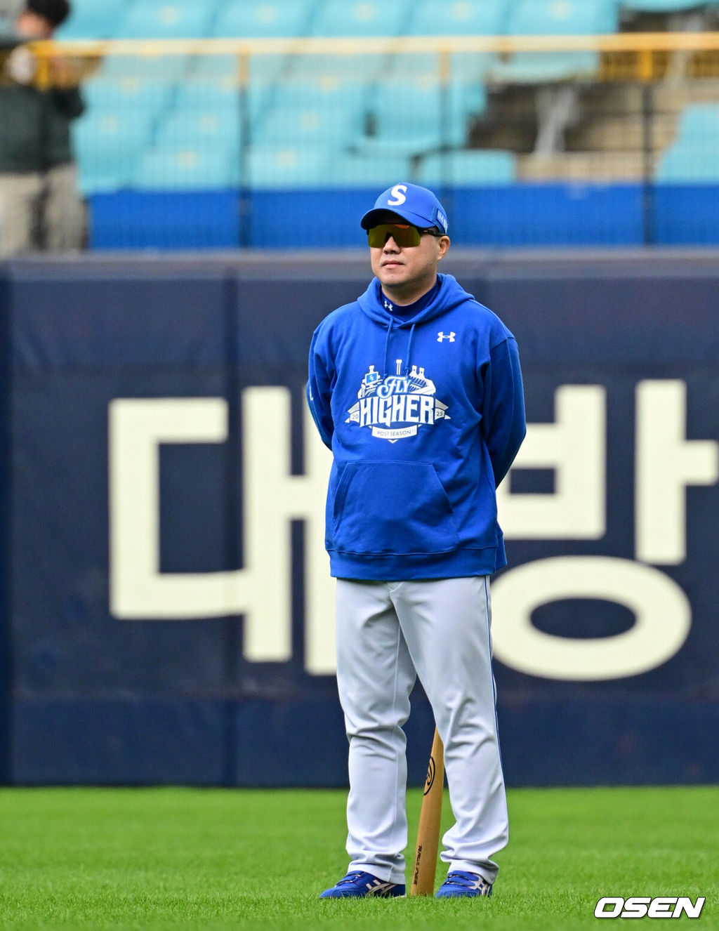 22일 대구 삼성라이온즈파크에서 2025 신한 SOL Bank KBO리그 포스트시즌 플레이오프 4차전 삼성 라이온즈와 한화 이글스의 경기가 열린다.홈팀 삼성은 원태인, 방문팀 한화는 정우주를 선발로 내세웠다.삼성 박진만 감독이 선수단 훈련을 지켜보고 있다. 2025.10.22 /cej@osen.co.kr