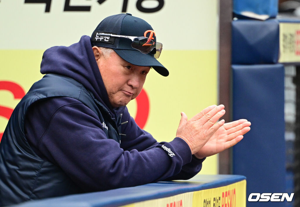 22일 대구 삼성라이온즈파크에서 2025 신한 SOL Bank KBO리그 포스트시즌 플레이오프 4차전 삼성 라이온즈와 한화 이글스의 경기가 열린다.홈팀 삼성은 원태인, 방문팀 한화는 정우주를 선발로 내세웠다.한화 김경문 감독이 선수단 훈련을 지켜보고 있다. 2025.10.22 /cej@osen.co.kr