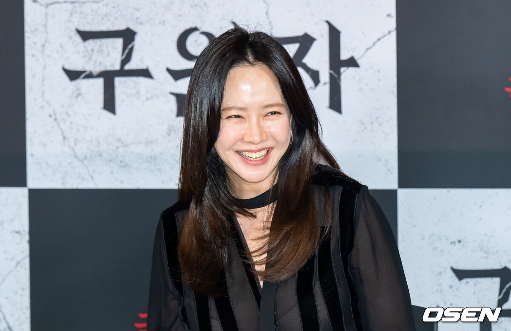 22일 오후 서울 용산아이파크몰 내 용산 CGV에서 영화 '구원자' 언론시사회가 진행됐다.영화 ‘구원자’는 축복의 땅 오복리로 이사 온 ‘영범’과 ‘선희’에게 기적 같은 일이 벌어지고, 이 모든 것이 누군가 받은 불행의 대가임을 알게 되면서 벌어지는 미스터리 오컬트로 배우 김병철과 송지효, 김히어라가 출연한다.배우 송지효가 미소 짓고 있다. 2025.10.22 / soul1014@osen.co.kr