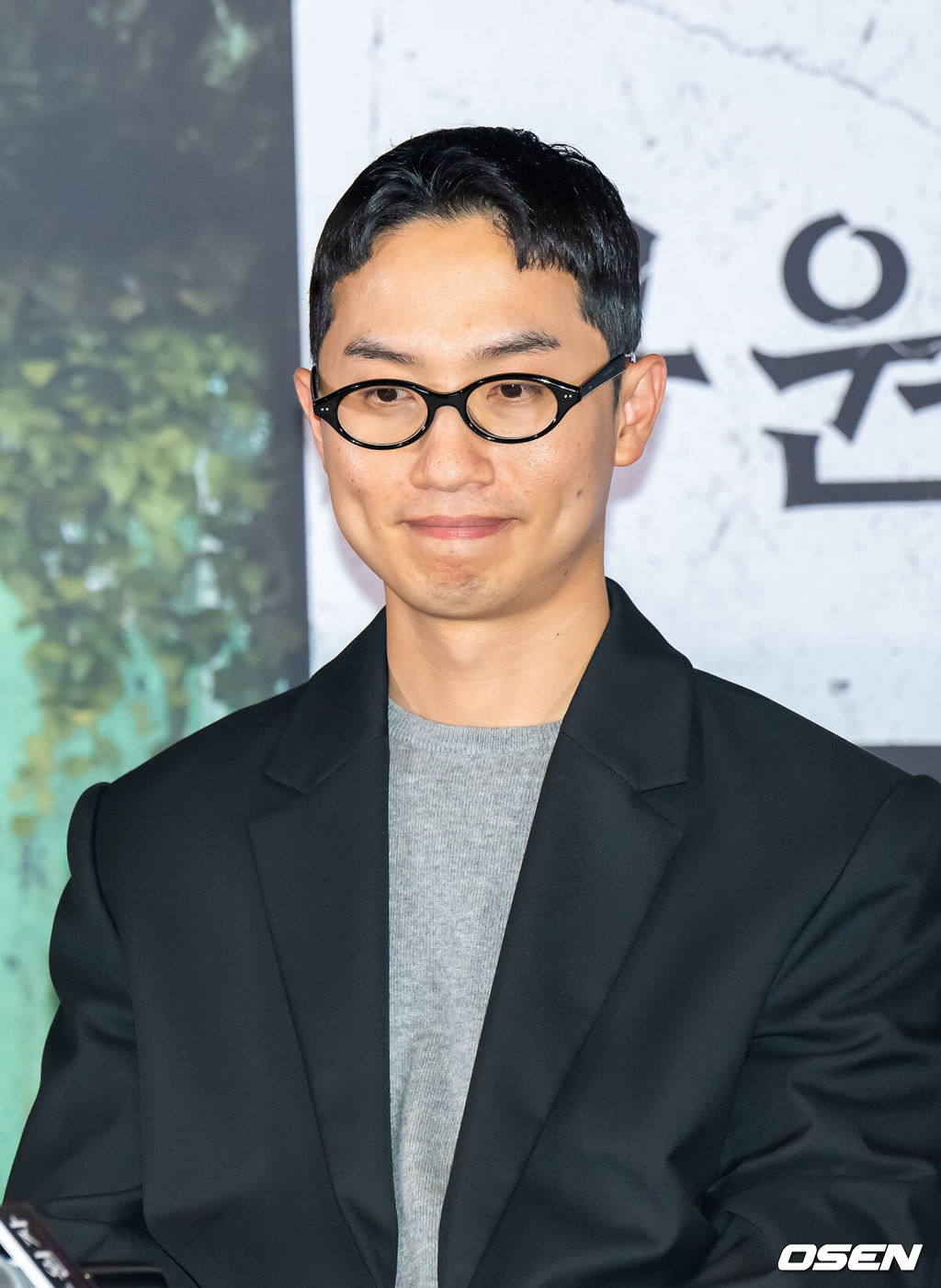 22일 오후 서울 용산아이파크몰 내 용산 CGV에서 영화 '구원자' 언론시사회가 진행됐다.영화 ‘구원자’는 축복의 땅 오복리로 이사 온 ‘영범’과 ‘선희’에게 기적 같은 일이 벌어지고, 이 모든 것이 누군가 받은 불행의 대가임을 알게 되면서 벌어지는 미스터리 오컬트로 배우 김병철과 송지효, 김히어라가 출연한다.신준 감독이 질문를 듣고 있다. 2025.10.22 / soul1014@osen.co.kr