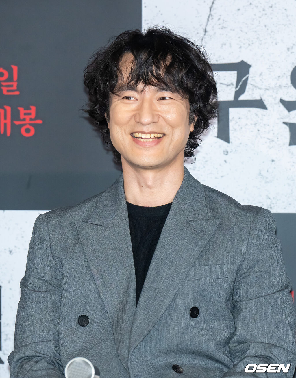 22일 오후 서울 용산아이파크몰 내 용산 CGV에서 영화 '구원자' 언론시사회가 진행됐다.영화 ‘구원자’는 축복의 땅 오복리로 이사 온 ‘영범’과 ‘선희’에게 기적 같은 일이 벌어지고, 이 모든 것이 누군가 받은 불행의 대가임을 알게 되면서 벌어지는 미스터리 오컬트로 배우 김병철과 송지효, 김히어라가 출연한다.배우 김병철이 미소 짓고 있다. 2025.10.22 / soul1014@osen.co.kr