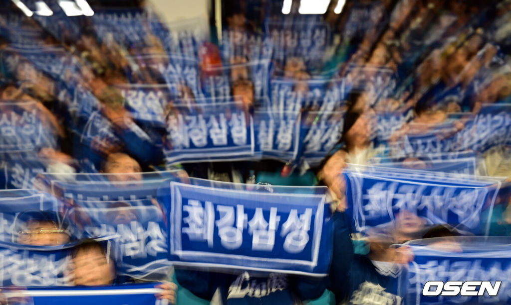 22일 대구 삼성라이온즈파크에서 2025 신한 SOL Bank KBO리그 포스트시즌 플레이오프 4차전 삼성 라이온즈와 한화 이글스의 경기가 열렸다.홈팀 삼성은 원태인, 방문팀 한화는 정우주를 선발로 내세웠다.홈팀 관중들이 응원을 펼치고 있다. 2025.10.22 /cej@osen.co.kr