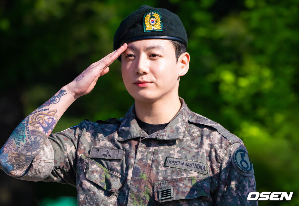 그룹 방탄소년단(BTS)의 지민과 정국이 11일 1년 6개월 간의 군 복무를 마치고 전역했다.지민과 정국은 지난 2023년 12월 육군 현역으로 동반입대해 육군 5사단 포병여단에서 복무해왔다. 팀의 맏형 진은 작년 6월, 제이홉은 작년 10월, RM과 뷔는 전날 각각 전투복을 벗었다. 슈가는 21일 소집해제를 앞두고 있다. BTS 정국이 거수경례를 하고 있다. 2026.06.11 / soul1014@osen.co.kr