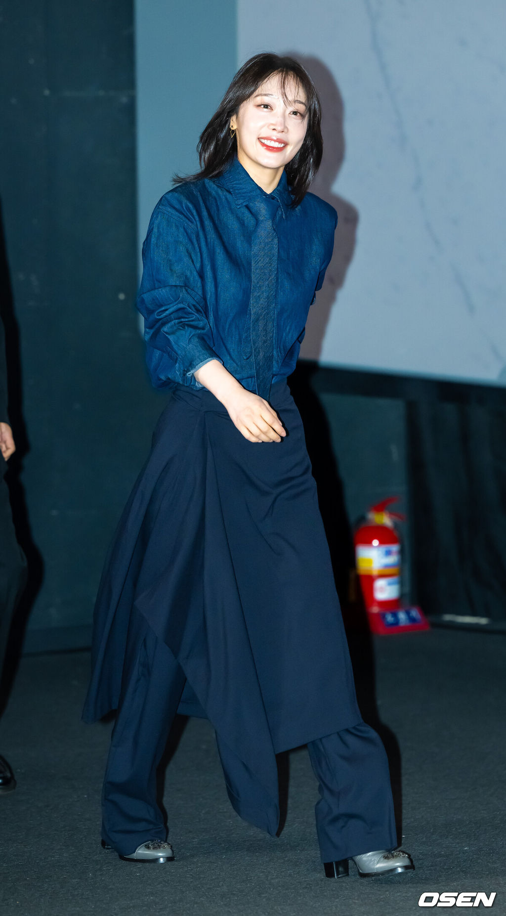 22일 오후 서울 용산아이파크몰 내 용산 CGV에서 영화 '구원자' 언론시사회가 진행됐다.영화 ‘구원자’는 축복의 땅 오복리로 이사 온 ‘영범’과 ‘선희’에게 기적 같은 일이 벌어지고, 이 모든 것이 누군가 받은 불행의 대가임을 알게 되면서 벌어지는 미스터리 오컬트로 배우 김병철과 송지효, 김히어라가 출연한다.배우 김히어라가 입장하고 있다 2025.10.22 / soul1014@osen.co.kr