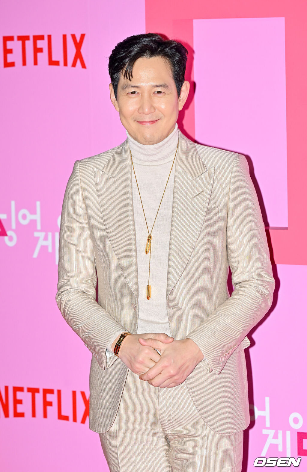 9일 오후 서울 중구 동대문디자인플라자(DDP)에서 넷플릭스 오리지널 시리즈 '오징어 게임' 시즌2 월드 프리미어 이벤가 진행됐다.배우 이정재, 이병헌, 임시완, 강하늘, 위하준, 박규영, 이진욱, 박성훈, 양동근, 강애심, 이서환, 조유리가 출연하는 ‘오징어 게임’ 시즌2는 복수를 다짐하고 다시 돌아와 게임에 참가하는 기훈(이정재)과 그를 맞이하는 프론트맨(이병헌)의 치열한 대결, 그리고 다시 시작되는 진짜 게임을 담은 이야기로 12월 26일 공개된다.핑크카펫에서 배우 이정재가 포즈를 취하고 있다. 2024.12.09 / soul1014@osen.co.kr