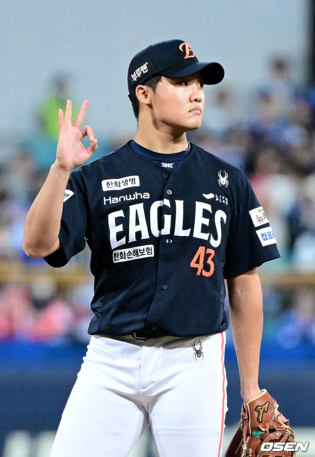 22일 대구 삼성라이온즈파크에서 ‘2025 신한 SOL Bank KBO리그’ 포스트시즌 플레이오프 4차전 삼성 라이온즈와 한화 이글스의 경기가 열렸다.삼성은 원태인, 한화는 정우주를 선발로 내세웠다.1회말 한화 선발 정우주가 투구를 준비하며 사인을 보내고 있다. 2025.10.22 / dreamer@osen.co.kr