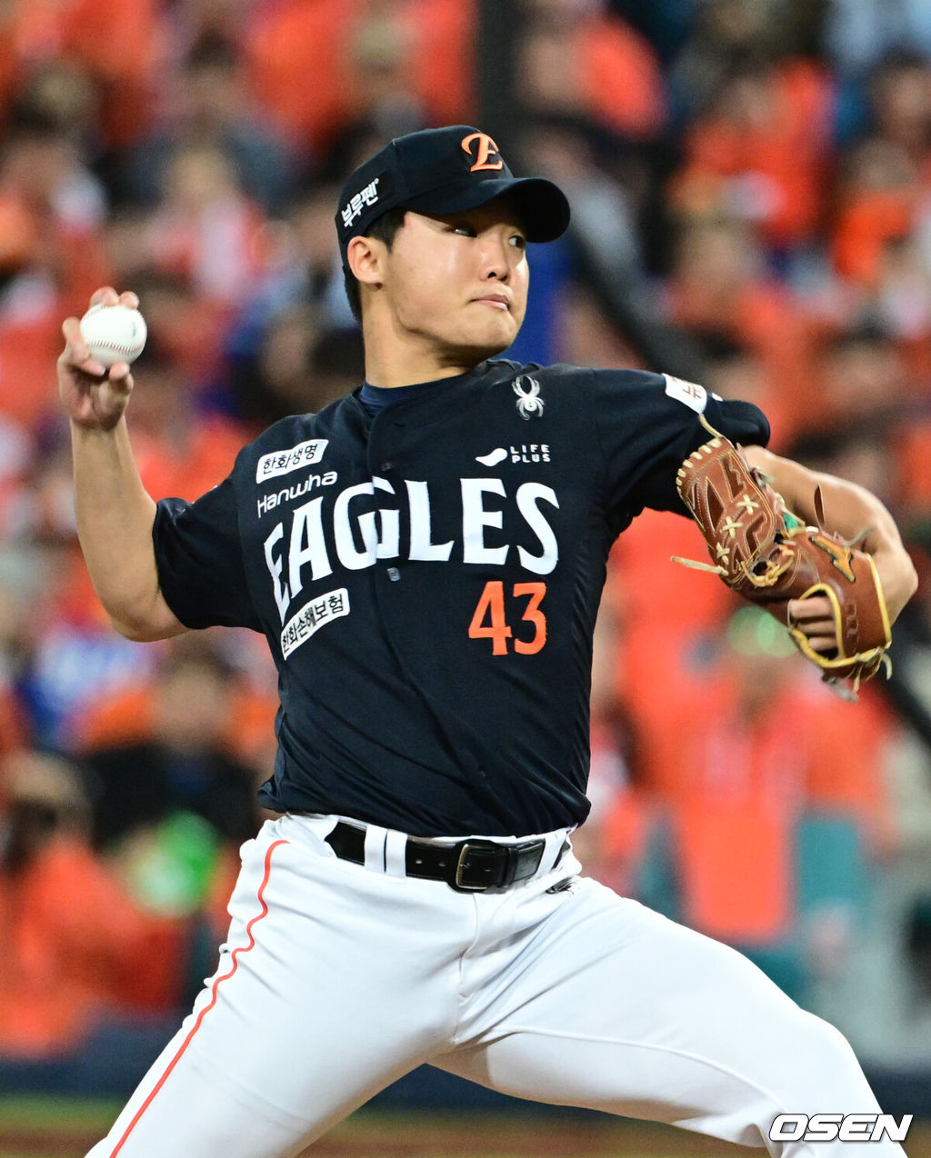 22일 대구 삼성라이온즈파크에서 2025 신한 SOL Bank KBO리그 포스트시즌 플레이오프 4차전 삼성 라이온즈와 한화 이글스의 경기가 열렸다.홈팀 삼성은 원태인, 방문팀 한화는 정우주를 선발로 내세웠다.1회말 한화 정우주가 역투하고 있다. 2025.10.22 /cej@osen.co.kr