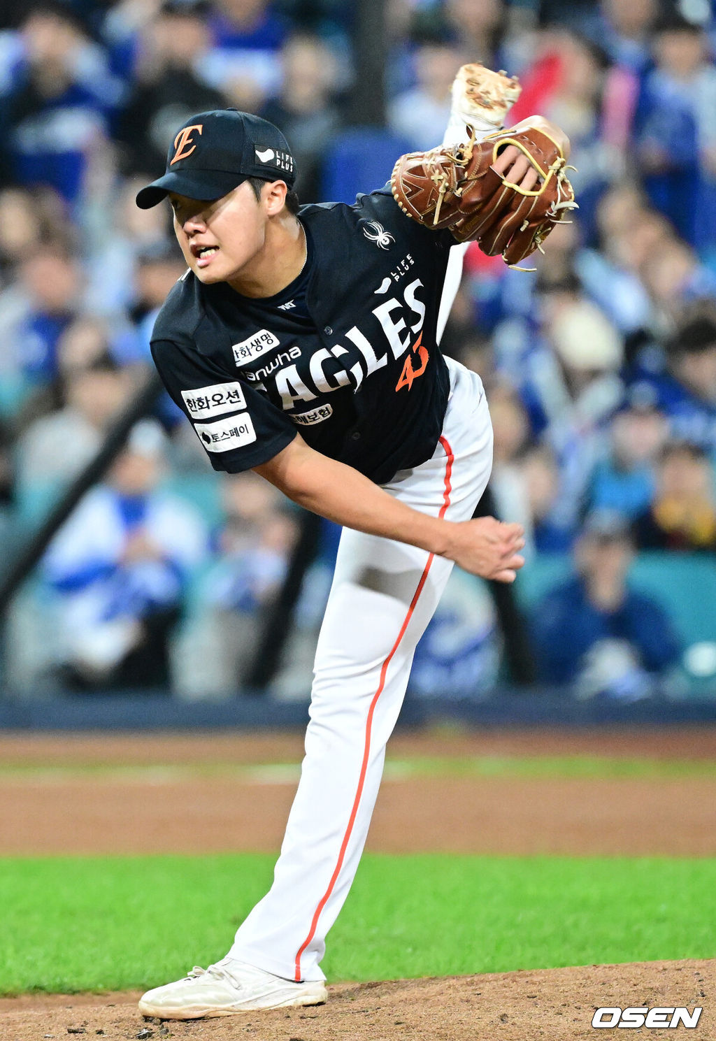 22일 대구 삼성라이온즈파크에서 ‘2025 신한 SOL Bank KBO리그’ 포스트시즌 플레이오프 4차전 삼성 라이온즈와 한화 이글스의 경기가 열렸다.삼성은 원태인, 한화는 정우주를 선발로 내세웠다.1회말 한화 선발 정우주가 힘차게 공을 뿌리고 있다. 2025.10.22 / dreamer@osen.co.kr