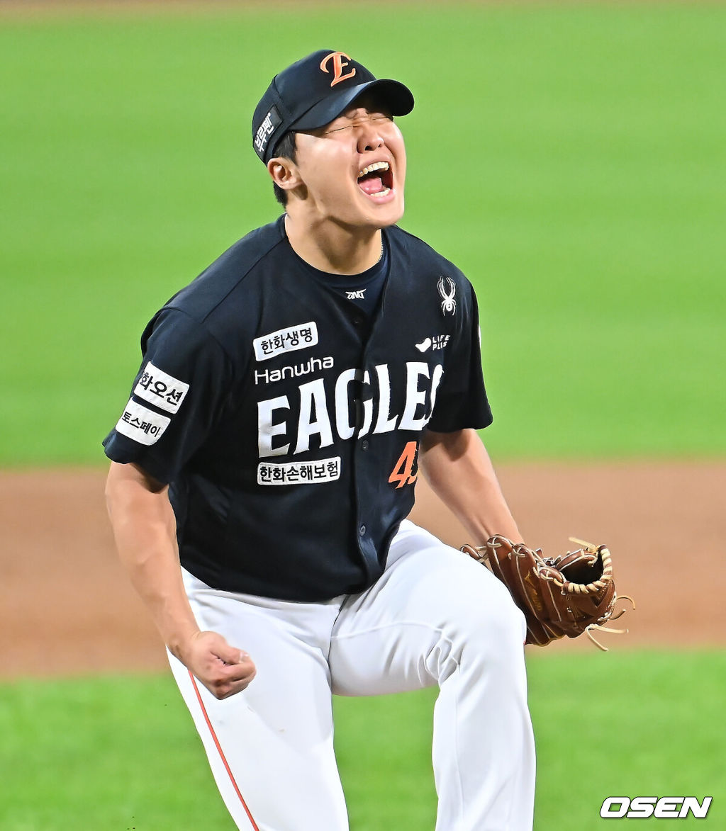 22일 대구 삼성라이온즈파크에서 2025 신한 SOL뱅크 KBO 플레이오프 삼성 라이온즈와 한화 이글스의 4차전 경기가 열렸다. 홈팀 삼성은 원태인이, 방문팀 한화는 정우주가 선발 투수로 출전했다.한화 이글스 선발투수 정우주가 3회말 1사 1루 삼성 라이온즈 김성윤을 유격수 병살로 잡고 포효하고 있다. 2025.10.22 / foto0307@osen.co.kr