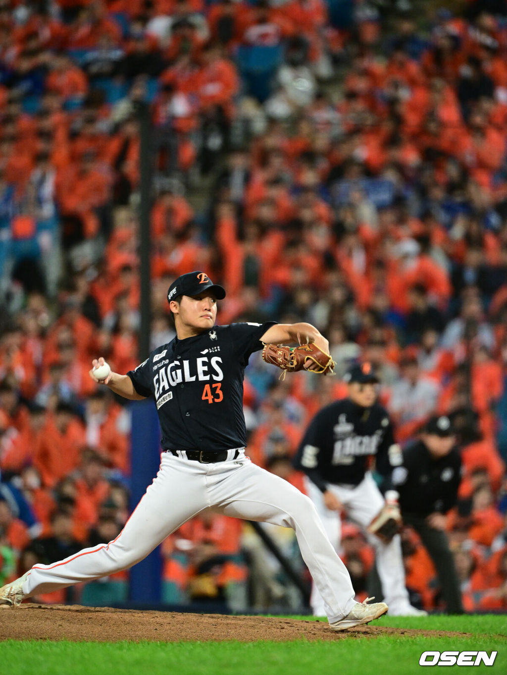 22일 대구 삼성라이온즈파크에서 2025 신한 SOL Bank KBO리그 포스트시즌 플레이오프 4차전 삼성 라이온즈와 한화 이글스의 경기가 열렸다.홈팀 삼성은 원태인, 방문팀 한화는 정우주를 선발로 내세웠다.3회말 한화 정우주가 역투를 하고 있다. 2025.10.22 /cej@osen.co.kr