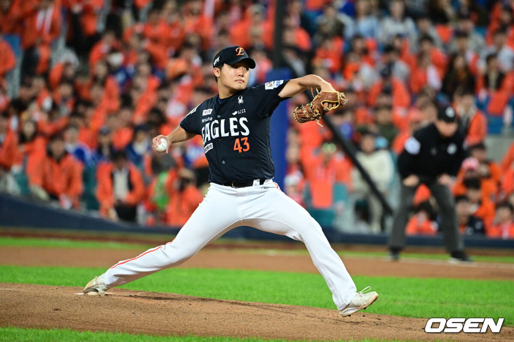 22일 대구 삼성라이온즈파크에서 2025 신한 SOL Bank KBO리그 포스트시즌 플레이오프 4차전 삼성 라이온즈와 한화 이글스의 경기가 열렸다.홈팀 삼성은 원태인, 방문팀 한화는 정우주를 선발로 내세웠다.1회말 한화 정우주가 역투하고 있다. 2025.10.22 /cej@osen.co.kr