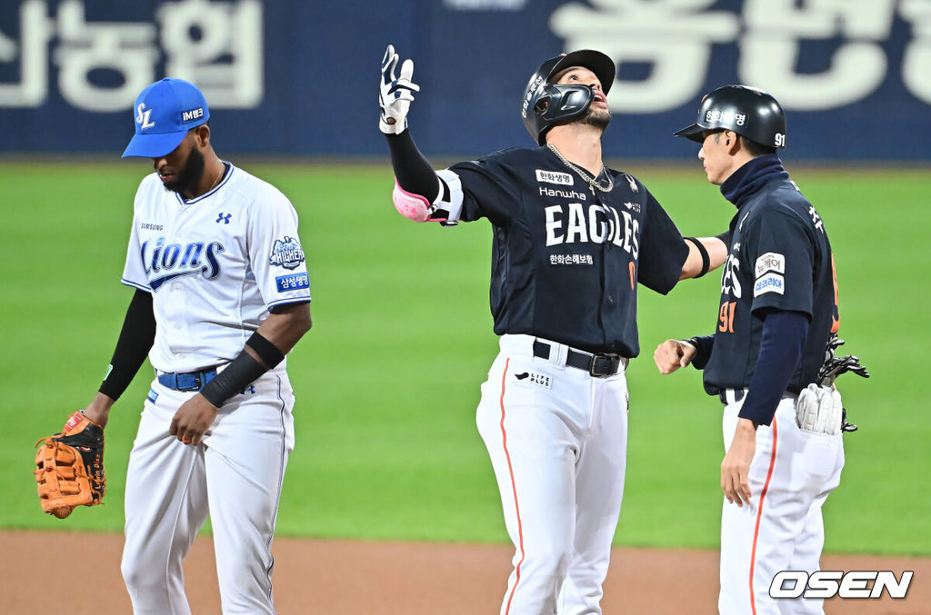 22일 대구 삼성라이온즈파크에서 2025 신한 SOL뱅크 KBO 플레이오프 삼성 라이온즈와 한화 이글스의 4차전 경기가 열렸다. 홈팀 삼성은 원태인이, 방문팀 한화는 정우주가 선발 투수로 출전했다.한화 이글스 리베라토가 1회초 1사 좌익수 왼쪽 앞 안타를 치고 기뻐하고 있다. 2025.10.22 / foto0307@osen.co.kr