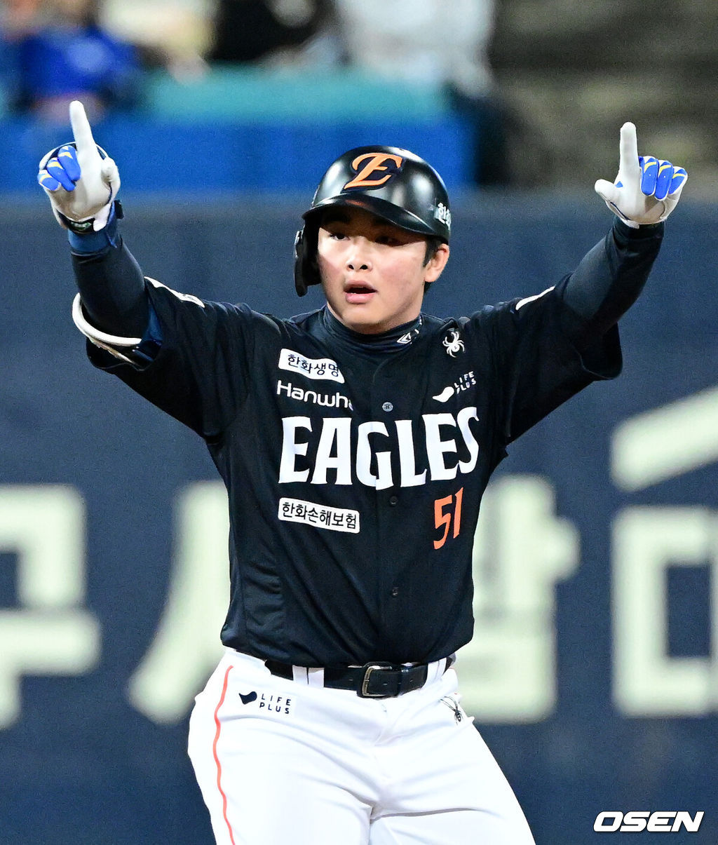 22일 대구 삼성라이온즈파크에서 ‘2025 신한 SOL Bank KBO리그’ 포스트시즌 플레이오프 4차전 삼성 라이온즈와 한화 이글스의 경기가 열렸다.삼성은 원태인, 한화는 정우주를 선발로 내세웠다.1회초 1사 1루 상황 한화 문현빈이 선제 1타점 2루타를 날리고 2루에 안착해 기뻐하고 있다. 2025.10.22 / dreamer@osen.co.kr