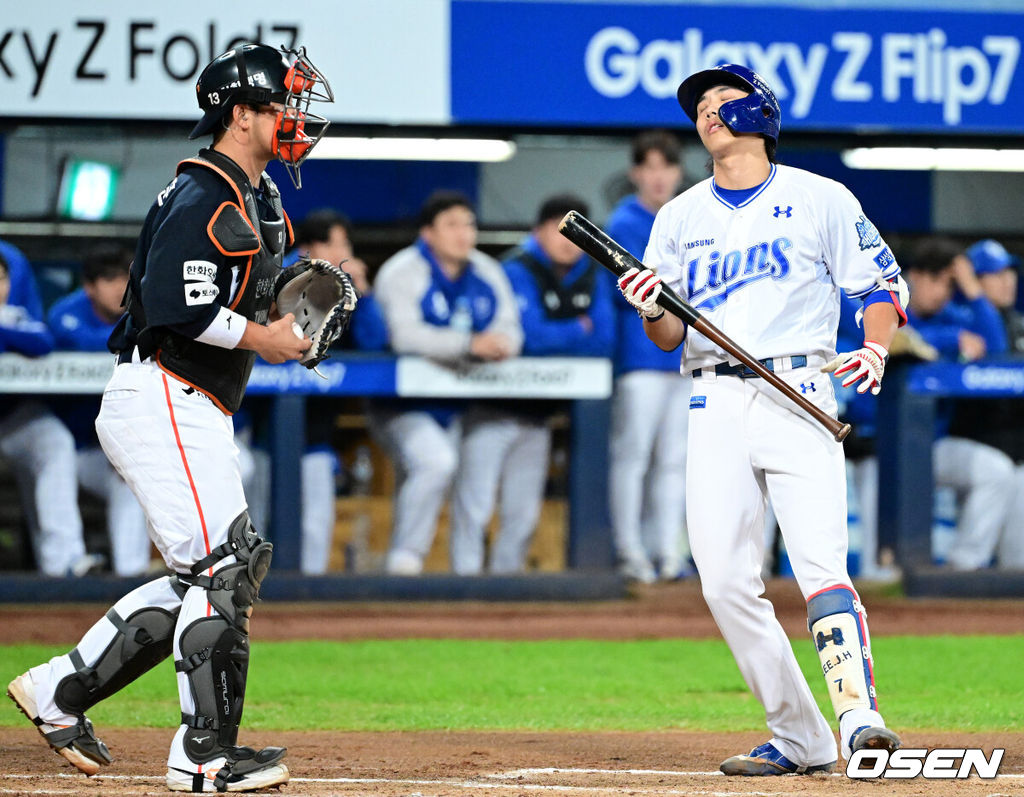 22일 대구 삼성라이온즈파크에서 ‘2025 신한 SOL Bank KBO리그’ 포스트시즌 플레이오프 4차전 삼성 라이온즈와 한화 이글스의 경기가 열렸다.삼성은 원태인, 한화는 정우주를 선발로 내세웠다.2회말 1사 2루 상황 삼성 이재현이 삼진으로 물러나고 있다. 2025.10.22 / dreamer@osen.co.kr