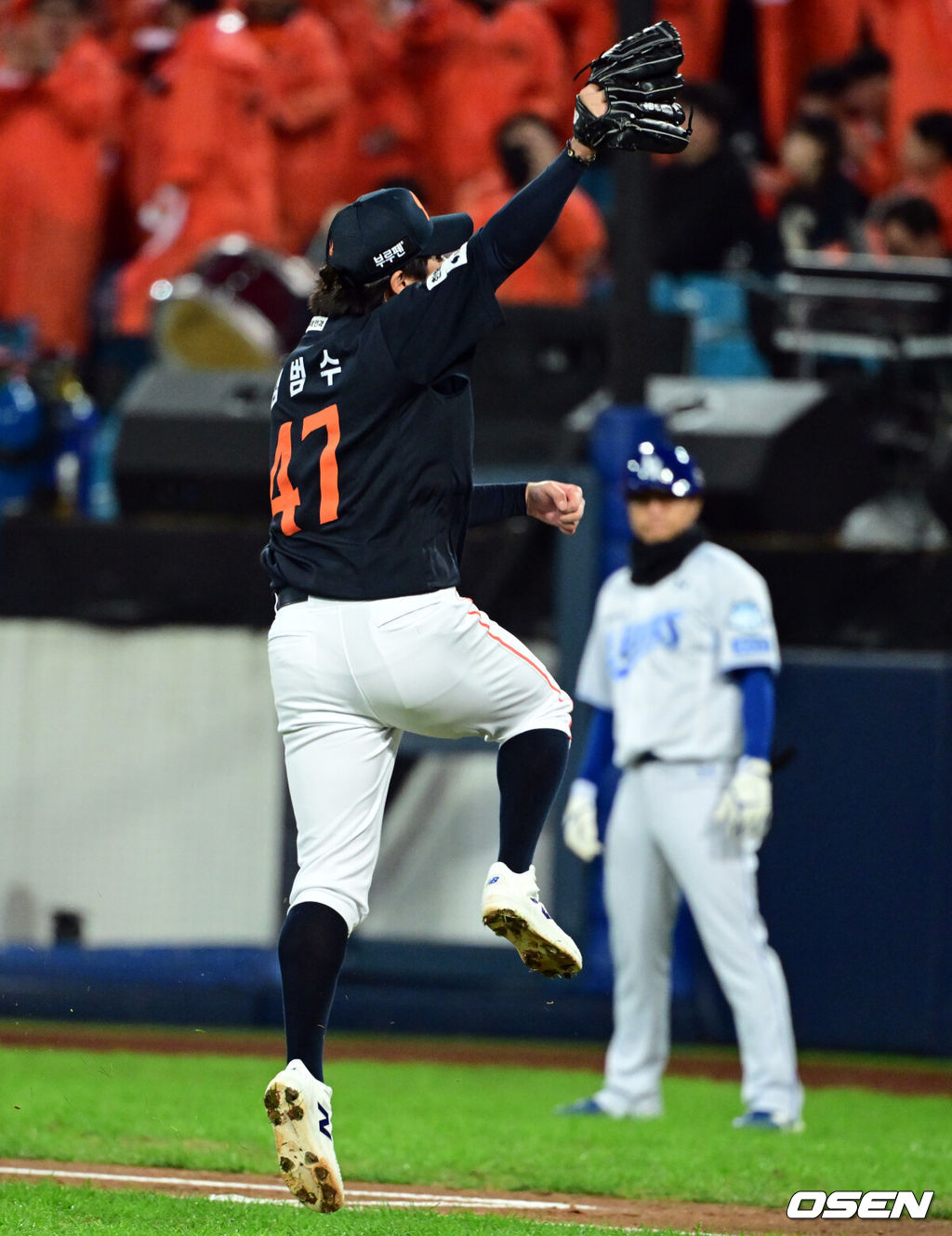 22일 대구 삼성라이온즈파크에서 2025 신한 SOL Bank KBO리그 포스트시즌 플레이오프 4차전 삼성 라이온즈와 한화 이글스의 경기가 열렸다.홈팀 삼성은 원태인, 방문팀 한화는 정우주를 선발로 내세웠다.4회말 2사 2루에서 한화 김범수가 삼성 박병호를 낫 아웃 삼진으로 처리한 뒤 기뻐하고 있다. 2025.10.22 /cej@osen.co.kr