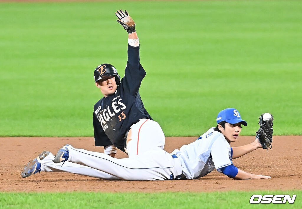 22일 대구 삼성라이온즈파크에서 2025 신한 SOL뱅크 KBO 플레이오프 삼성 라이온즈와 한화 이글스의 4차전 경기가 열렸다. 홈팀 삼성은 원태인이, 방문팀 한화는 정우주가 선발 투수로 출전했다.한화 이글스 최재훈이 5회초 무사 1루 심우준의 투수 희생번트 때 2루에서 세이프되고 있다. 2025.10.22 / foto0307@osen.co.kr