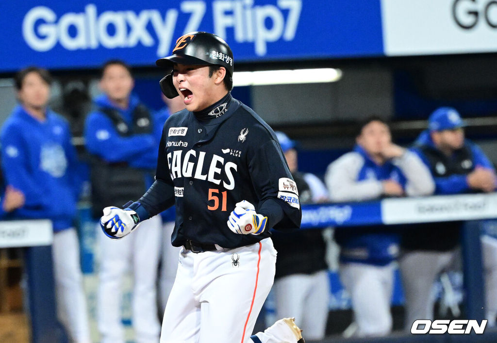 22일 대구 삼성라이온즈파크에서 ‘2025 신한 SOL Bank KBO리그’ 포스트시즌 플레이오프 4차전 삼성 라이온즈와 한화 이글스의 경기가 열렸다.삼성은 원태인, 한화는 정우주를 선발로 내세웠다.5회초 2사 2, 3루 상황 한화 문현빈이 달아나는 우월 스리런포를 날리고 그라운드를 돌며 기뻐하고 있다. 2025.10.22 / dreamer@osen.co.kr