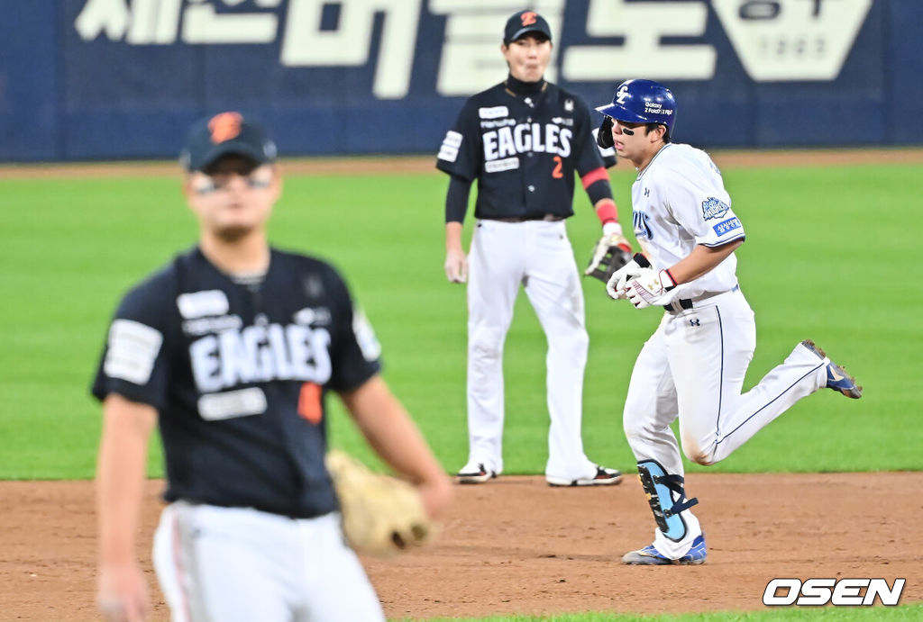 22일 대구 삼성라이온즈파크에서 2025 신한 SOL뱅크 KBO 플레이오프 삼성 라이온즈와 한화 이글스의 4차전 경기가 열렸다. 홈팀 삼성은 원태인이, 방문팀 한화는 정우주가 선발 투수로 출전했다.삼성 라이온즈 김영웅이 6회말 1사 1,3루 우월 동점 3점 홈런을 치고 기뻐하고 있다. 2025.10.22 / foto0307@osen.co.kr