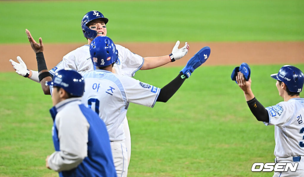 22일 대구 삼성라이온즈파크에서 2025 신한 SOL뱅크 KBO 플레이오프 삼성 라이온즈와 한화 이글스의 4차전 경기가 열렸다. 홈팀 삼성은 원태인이, 방문팀 한화는 정우주가 선발 투수로 출전했다.삼성 라이온즈 김영웅이 6회말 1사 1,3루 우월 동점 3점 홈런을 치고 기뻐하고 있다. 2025.10.22 / foto0307@osen.co.kr