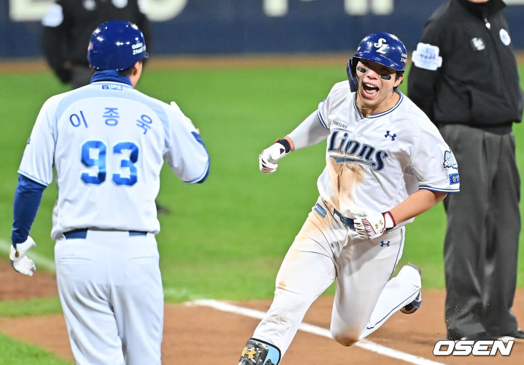 22일 대구 삼성라이온즈파크에서 2025 신한 SOL뱅크 KBO 플레이오프 삼성 라이온즈와 한화 이글스의 4차전 경기가 열렸다. 홈팀 삼성은 원태인이, 방문팀 한화는 정우주가 선발 투수로 출전했다.삼성 라이온즈 김영웅이 6회말 1사 1,3루 우월 동점 3점 홈런을 치고 기뻐하고 있다. 2025.10.22 / foto0307@osen.co.kr