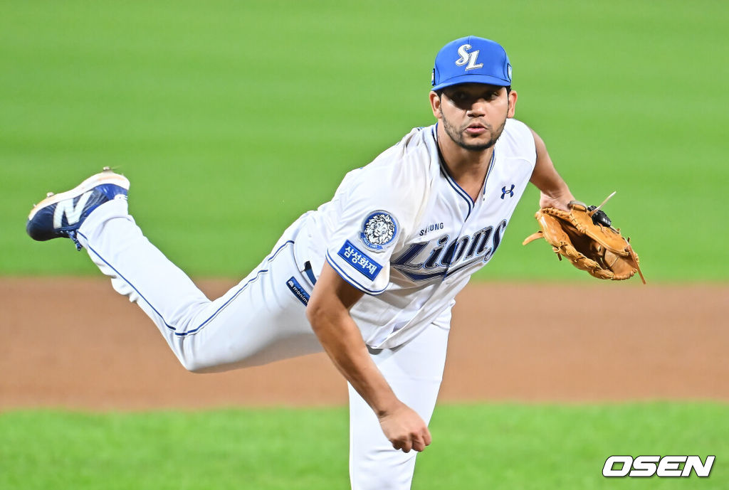 22일 대구 삼성라이온즈파크에서 2025 신한 SOL뱅크 KBO 플레이오프 삼성 라이온즈와 한화 이글스의 4차전 경기가 열렸다. 홈팀 삼성은 원태인이, 방문팀 한화는 정우주가 선발 투수로 출전했다.삼성 라이온즈 가라비토가 역투하고 있다. 2025.10.22 / foto0307@osen.co.kr
