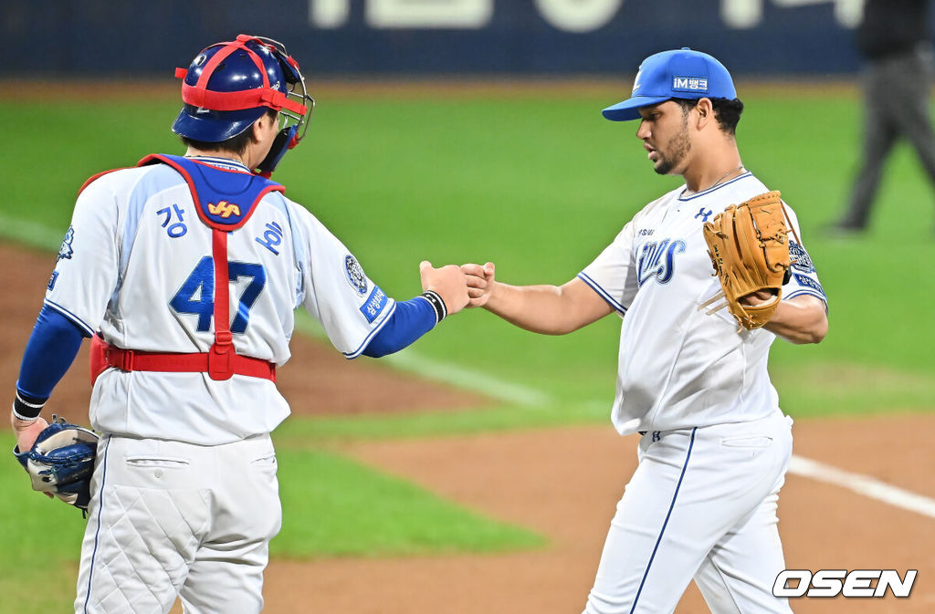 22일 대구 삼성라이온즈파크에서 2025 신한 SOL뱅크 KBO 플레이오프 삼성 라이온즈와 한화 이글스의 4차전 경기가 열렸다. 홈팀 삼성은 원태인이, 방문팀 한화는 정우주가 선발 투수로 출전했다.삼성 라이온즈 가라비토가 7회초 수비를 무실점으로 막고 강민호와 하이파이브를 하고 있다. 2025.10.22 / foto0307@osen.co.kr
