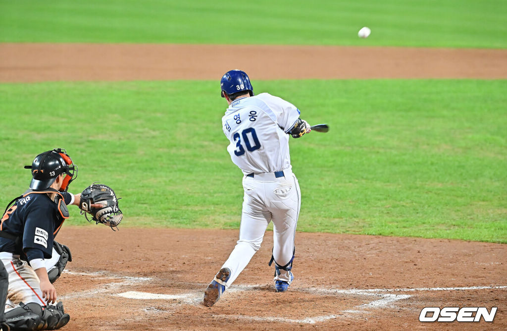 22일 대구 삼성라이온즈파크에서 2025 신한 SOL뱅크 KBO 플레이오프 삼성 라이온즈와 한화 이글스의 4차전 경기가 열렸다. 홈팀 삼성은 원태인이, 방문팀 한화는 정우주가 선발 투수로 출전했다.삼성 라이온즈 김영웅이 7회말 1사 1,2루 우월 역전 3점 홈런을 치고 있다. 2025.10.22 / foto0307@osen.co.kr