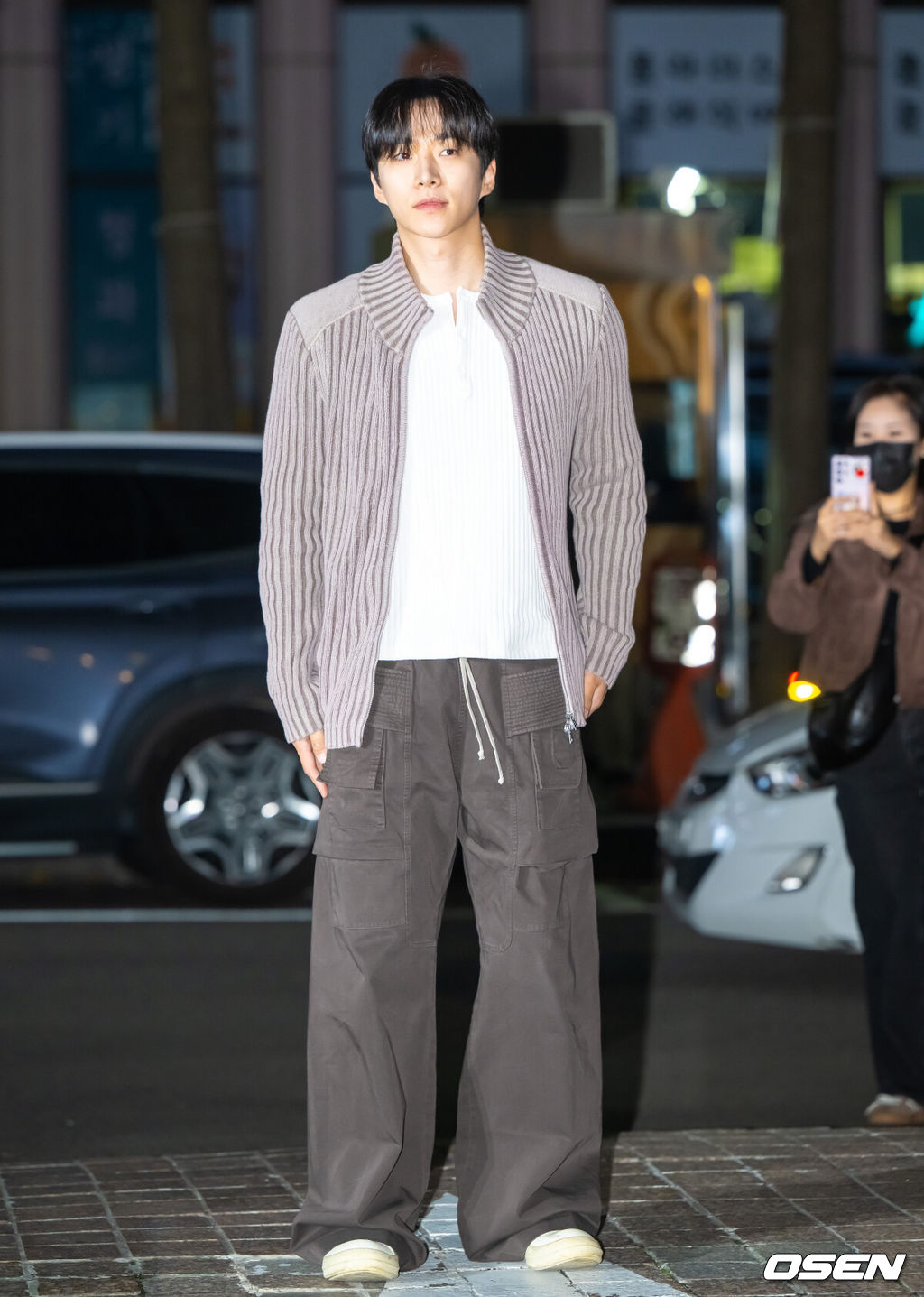 22일 오후 서울 여의도 한 식당에서 드라마 '태풍상사' 종방연 행사가 진행됐다.드라마 '태풍상사'는 1997년 IMF 외환위기 시기를 배경으로, 하루아침에 직원도, 자본도, 팔 것도 없는 무역회사의 사장이 되어버린 초보 상사맨 강태풍(이준호 분)의 고군분투를 그린 성장 드라마로 4회 만에 시청률 9%를 돌파하며 매회 자체 최고를 경신하고, 넷플릭스 전 세계 19개국 TOP10에 오르며 본격적인 글로벌 흥행을 예고하고 있다. 배우 이준호가 포즈를 취하고 있다. 2025.10.22 / soul1014@osen.co.kr