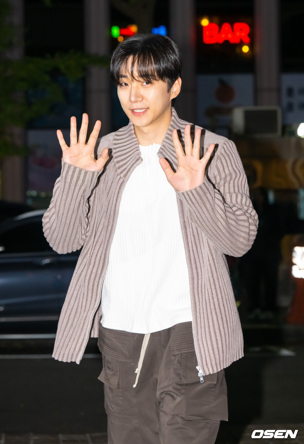 22일 오후 서울 여의도 한 식당에서 드라마 '태풍상사' 종방연 행사가 진행됐다.드라마 '태풍상사'는 1997년 IMF 외환위기 시기를 배경으로, 하루아침에 직원도, 자본도, 팔 것도 없는 무역회사의 사장이 되어버린 초보 상사맨 강태풍(이준호 분)의 고군분투를 그린 성장 드라마로 4회 만에 시청률 9%를 돌파하며 매회 자체 최고를 경신하고, 넷플릭스 전 세계 19개국 TOP10에 오르며 본격적인 글로벌 흥행을 예고하고 있다. 배우 이준호가 행사장으로 이동하고 있다. 2025.10.22 / soul1014@osen.co.kr